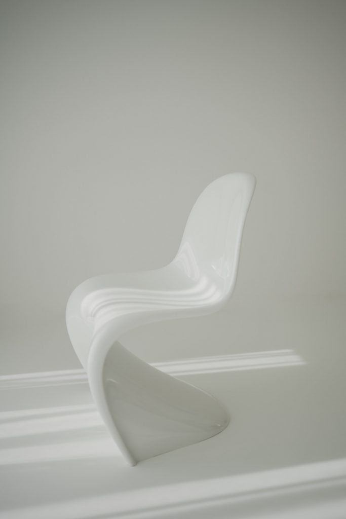 Minimalistisches Fotostudio in Freiburg für werdende Mütter – klare Linien, Licht, Fokus. Ikonisches Design trifft reduzierte Ästhetik