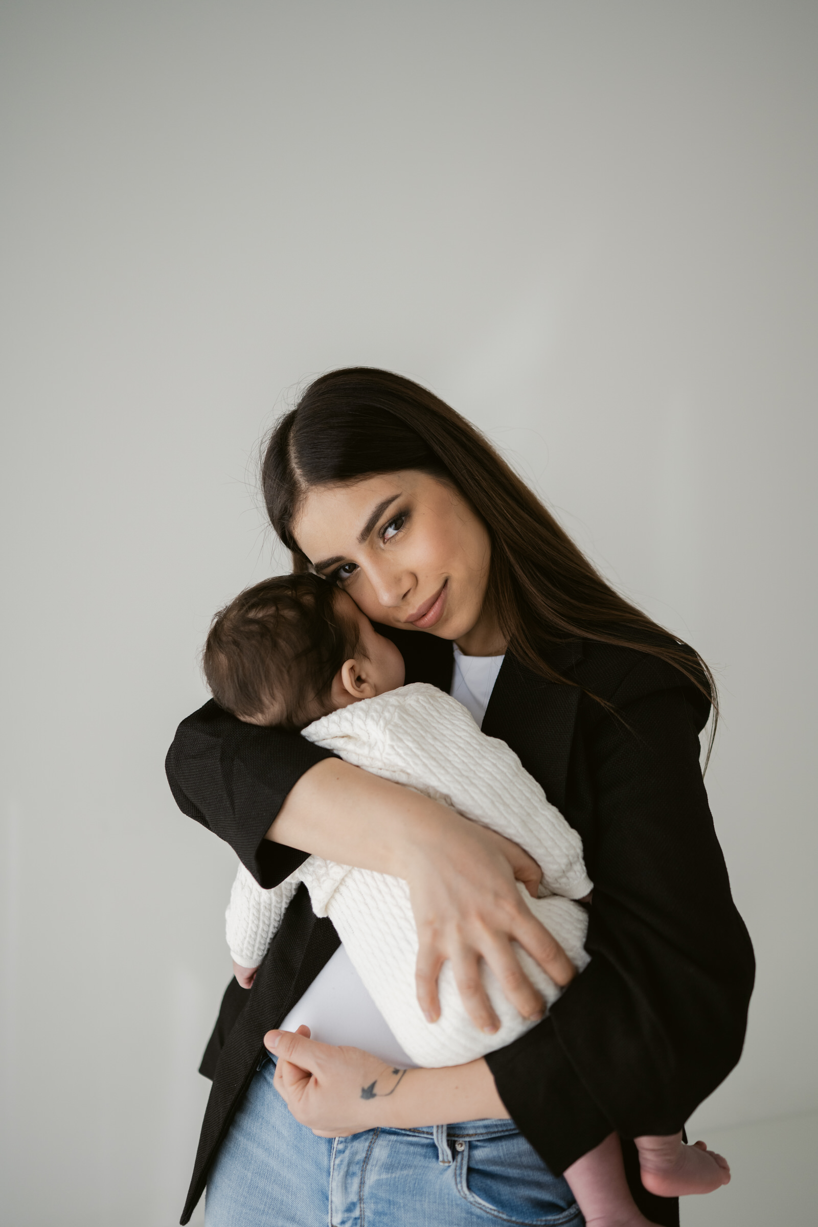 Motherhood Fotografie in Freiburg – inniger Moment zwischen Mama und Baby im Tageslichtstudio