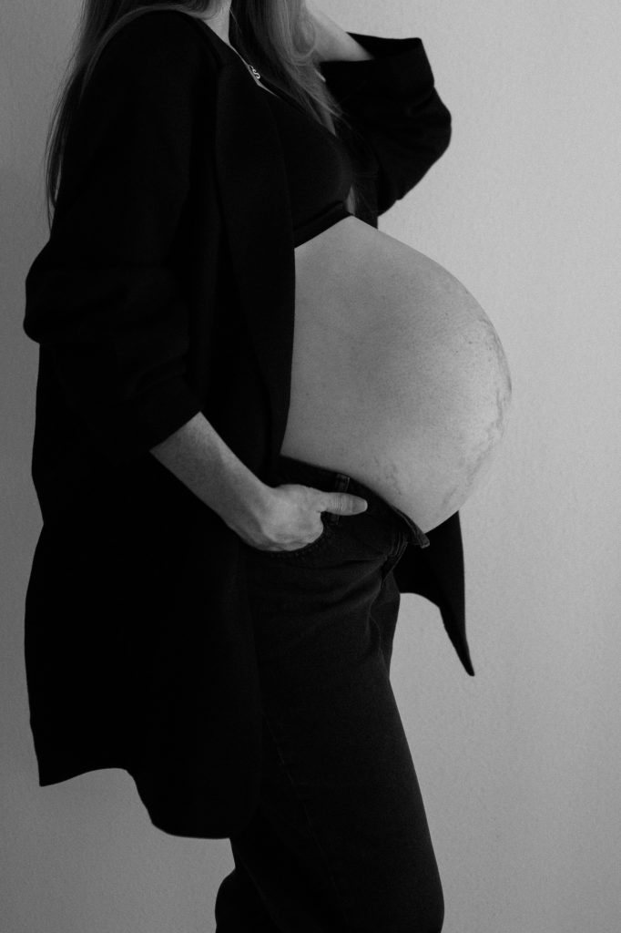 Schwangere Frau, fotografiert im Tageslichtstudio bei Freiburg – klar, ungestellt, präsent.
