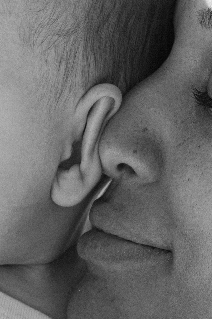 Nahaufnahme von Ohr und Gesicht eines Babys bei einer Familienreportage