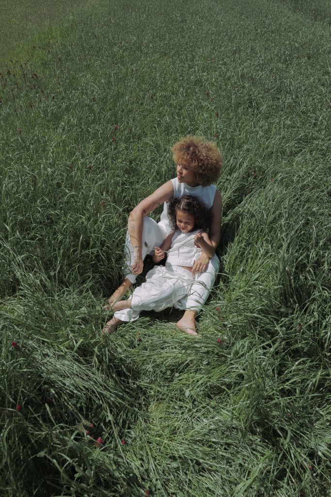 Mutter mit Kind von oben fotografiert bei einem Outdoor Familienshooting in Freiburg