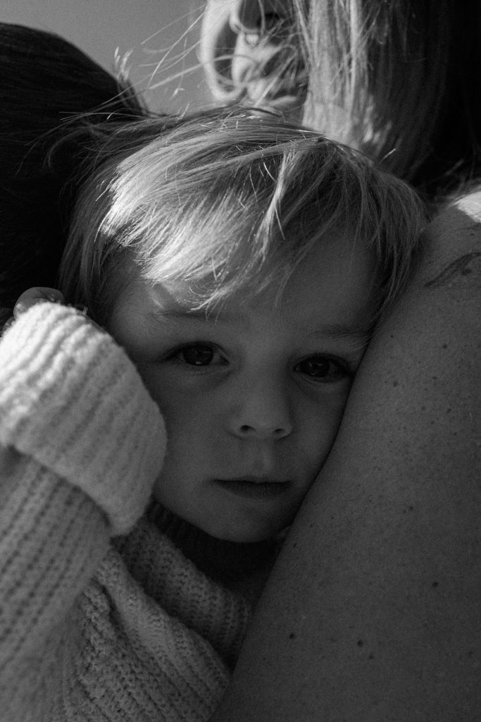 Nahes Schwarzweiß-Portrait eines Kindes bei einem natürlichen Familienshooting